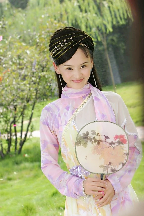 美女头像真人氛围感_美女高雅造型