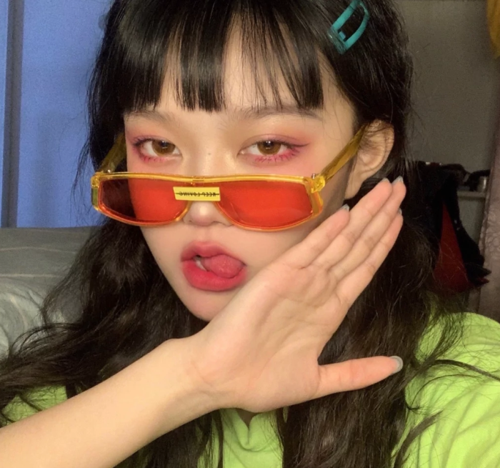 霸总总逼我违约_美女照片真人图片背面