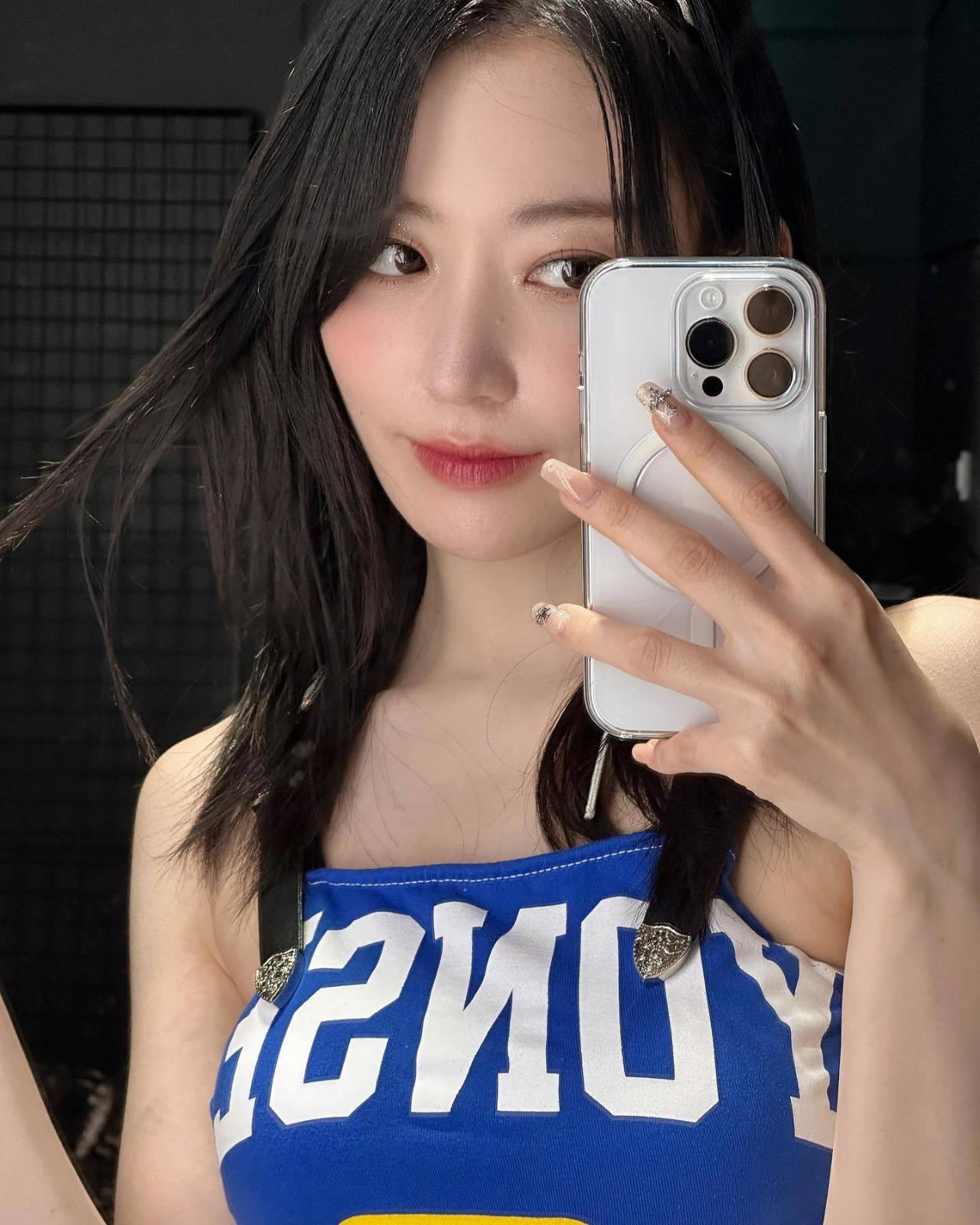我和女友沦为闺蜜脚下奴_美女图片微信头像侧脸