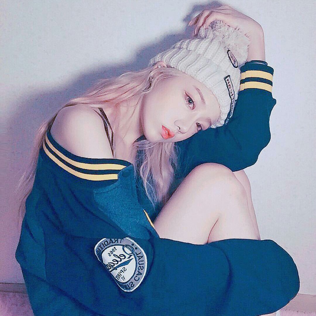 不穿内衣的瑜伽老师_美女照片头像